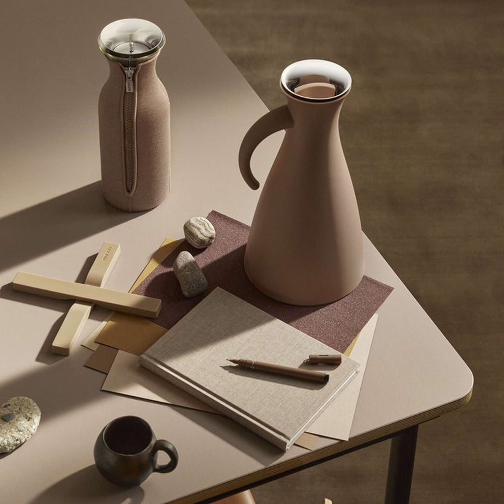 Eva Solo Fridge Karaf Inclusief Hoes Mocca 1 L